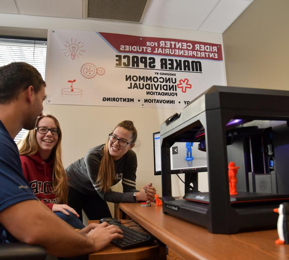 创业研究中心的学生使用3D打印工具