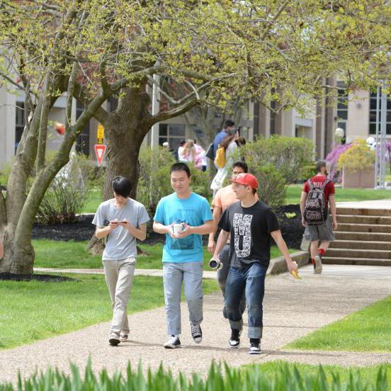 一群学生在校友体育馆附近散步