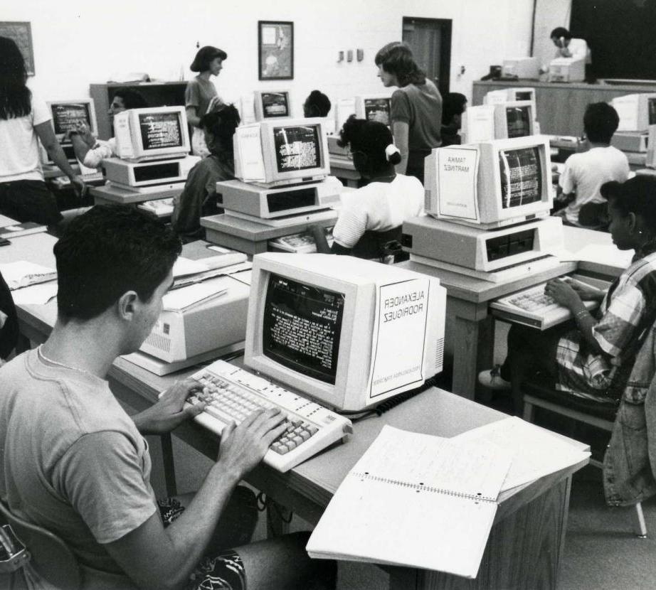 人们在电脑上工作的老照片